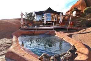 A resort with a pool, outdoor seating, and a large building with multiple levels. - Spitzkoppen Lodge (Usakos)