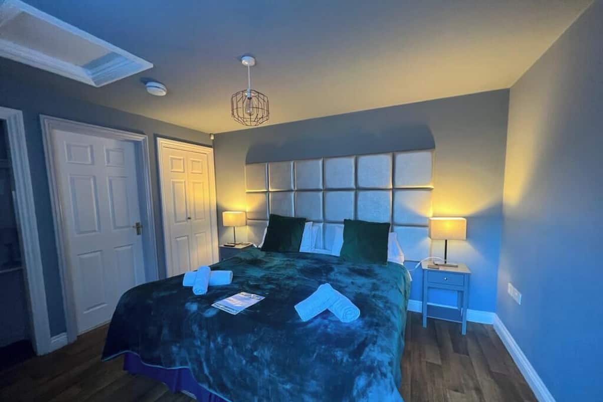 Iron/ironing board, free WiFi, individually furnished, bed sheets