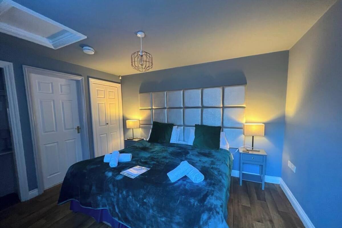 Habitación con 1 cama matrimonial o 2 individuales | Muebles diferentes, tabla de planchar con plancha y wifi gratis