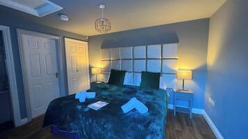 Camera con letto matrimoniale o 2 letti singoli | Con arredamento individuale, ferro/asse da stiro, Wi-Fi gratuito