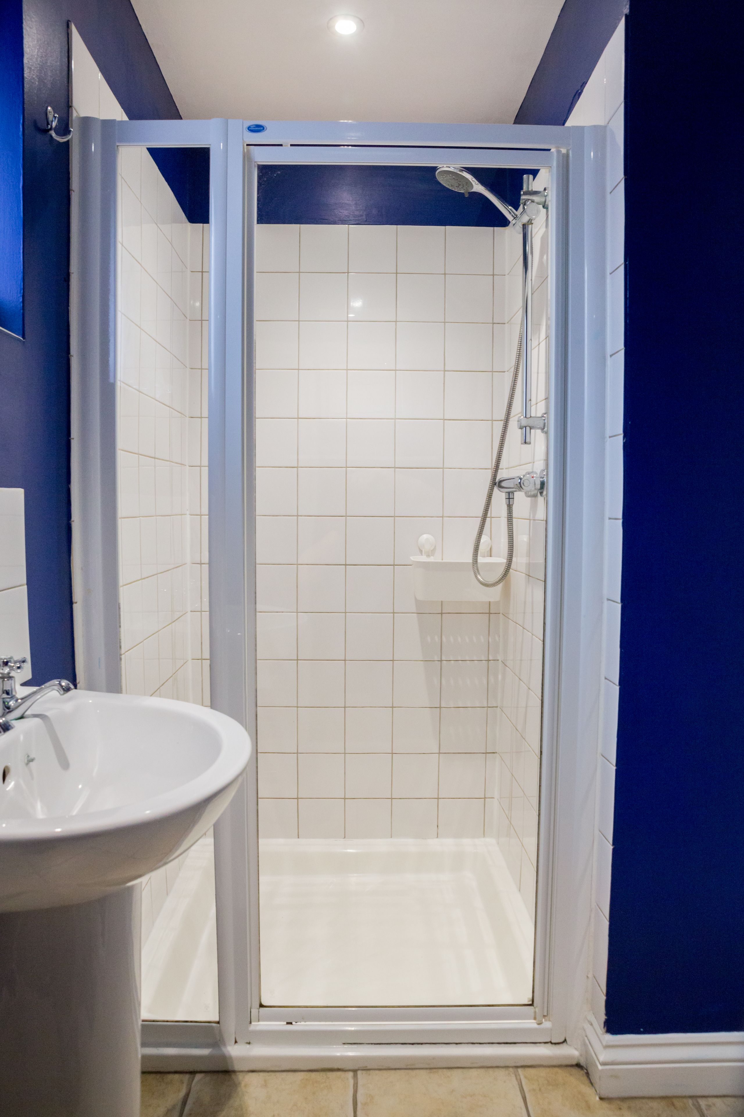 single room | bathroom shower