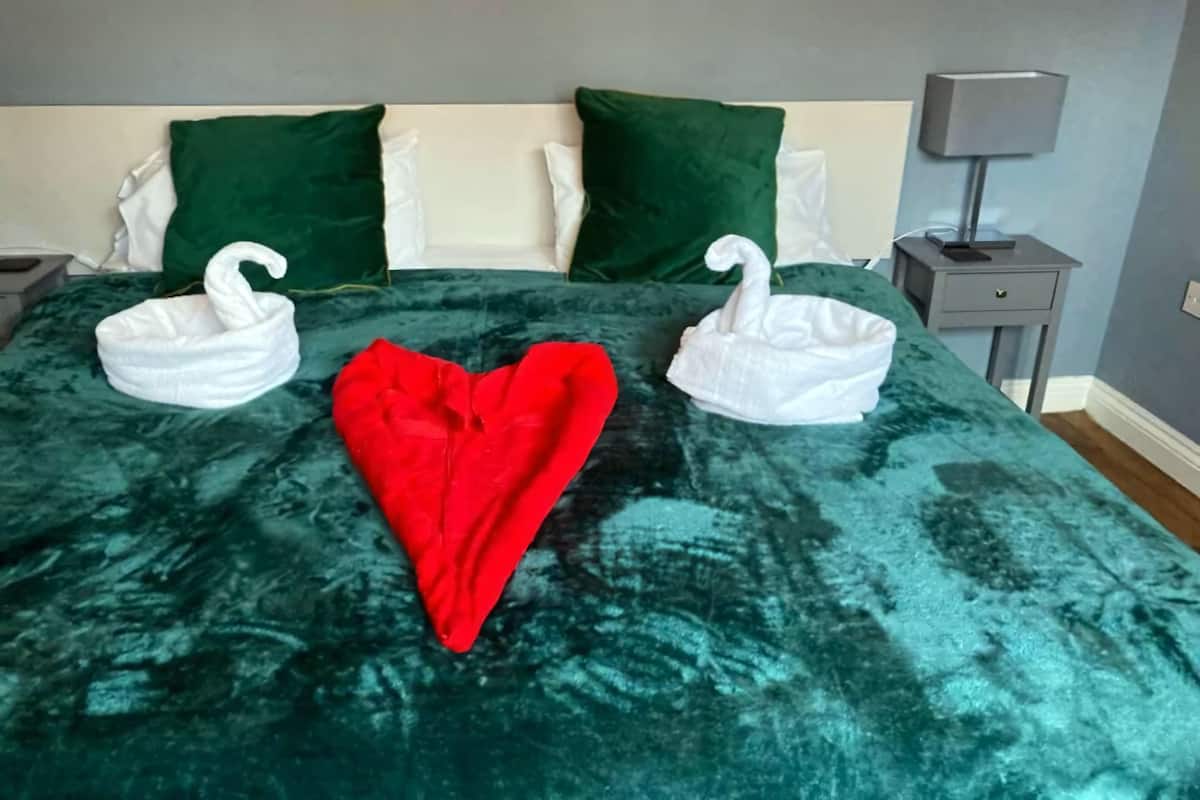 Iron/ironing board, free WiFi, individually furnished, bed sheets