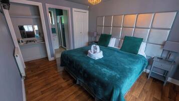Double or Twin Room | Individually furnished, iron/ironing board, free WiFi, bed sheets