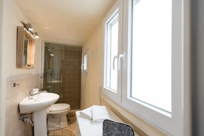 Casa de ciudad exclusiva, varias camas, vista al puerto | Baño | Regadera, amenidades de baño gratuitas, secadora de cabello, batas 