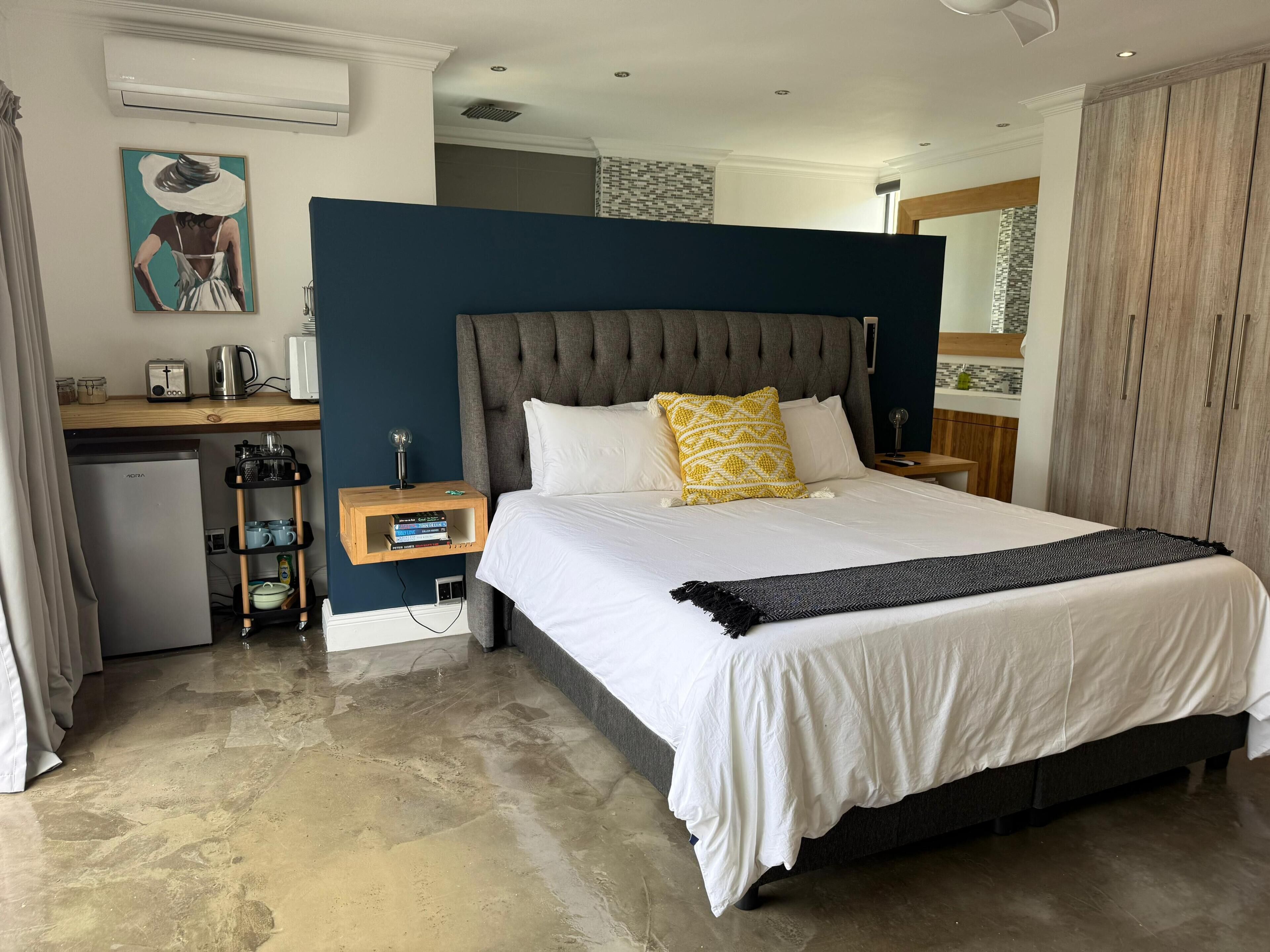 Luxury Suite | Blackout drapes, iron/ironing board (on request), WiFi (free)