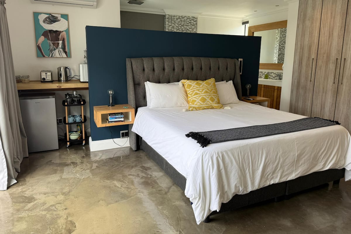 Luxury Suite | Blackout drapes, iron/ironing board (on request), WiFi (free)