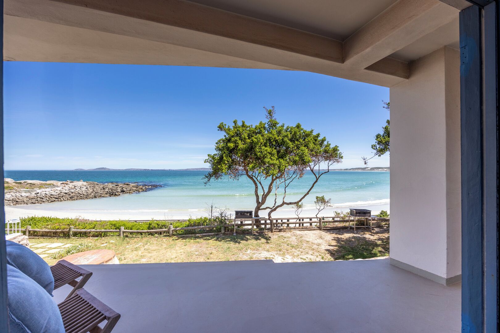 Un balcón con vista a una playa y al océano.