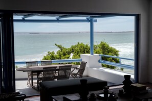 Panoramic Room | Living area | Flat-screen TV, DVD player