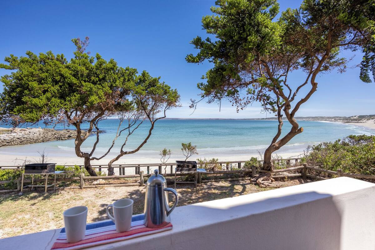Beach Studio - Seehuis | In-room safe, iron/ironing board, WiFi (free), bed sheets