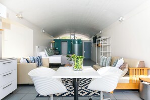 Standaard studio, 1 slaapkamer | Woonruimte | Flatscreentelevisie en een dvd-speler
