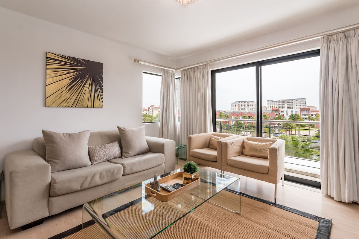 Luxe appartement, 2 slaapkamers (203W) | Woonruimte | Een smart-tv, een videogameconsole, Netflix en speelgoed