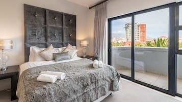 Luxury Apartment, 2 Bedrooms (304T) | Hypo-allergenic bedding, in-room safe, laptop workspace
