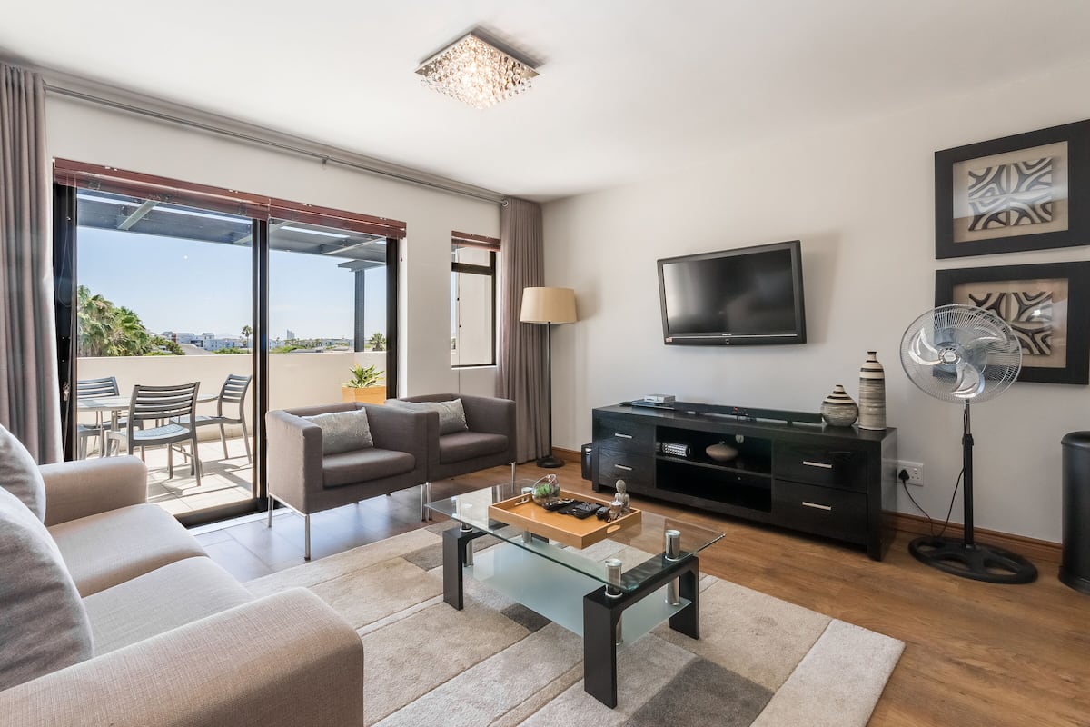 Luxe appartement, 1 slaapkamer (103E) | Woonruimte | Een smart-tv, een videogameconsole, Netflix en speelgoed