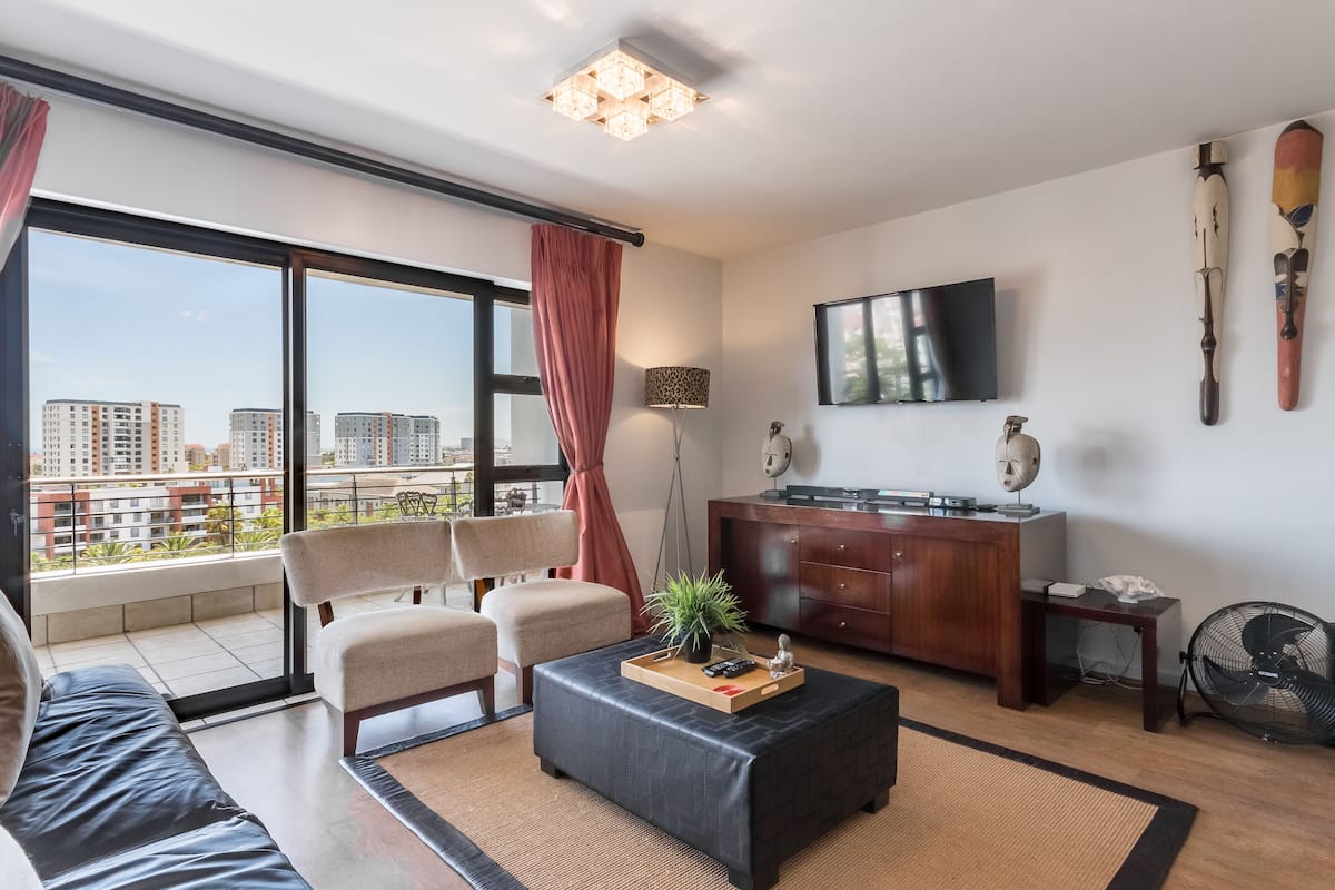Luxe appartement, 1 slaapkamer (601W) | Woonruimte | Een smart-tv, een videogameconsole, Netflix en speelgoed