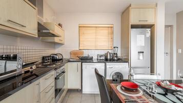 Luxury Apartment, 1 Bedroom (607W) | Private kitchen | Full-size fridge, microwave, oven, stovetop