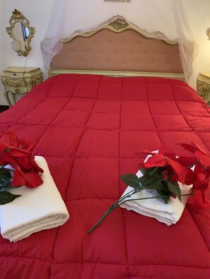 Superior Double Room, Shared Bathroom, City View | Individually decorated, individually furnished, soundproofing, free WiFi - Royal Guest House Venice (Venice)