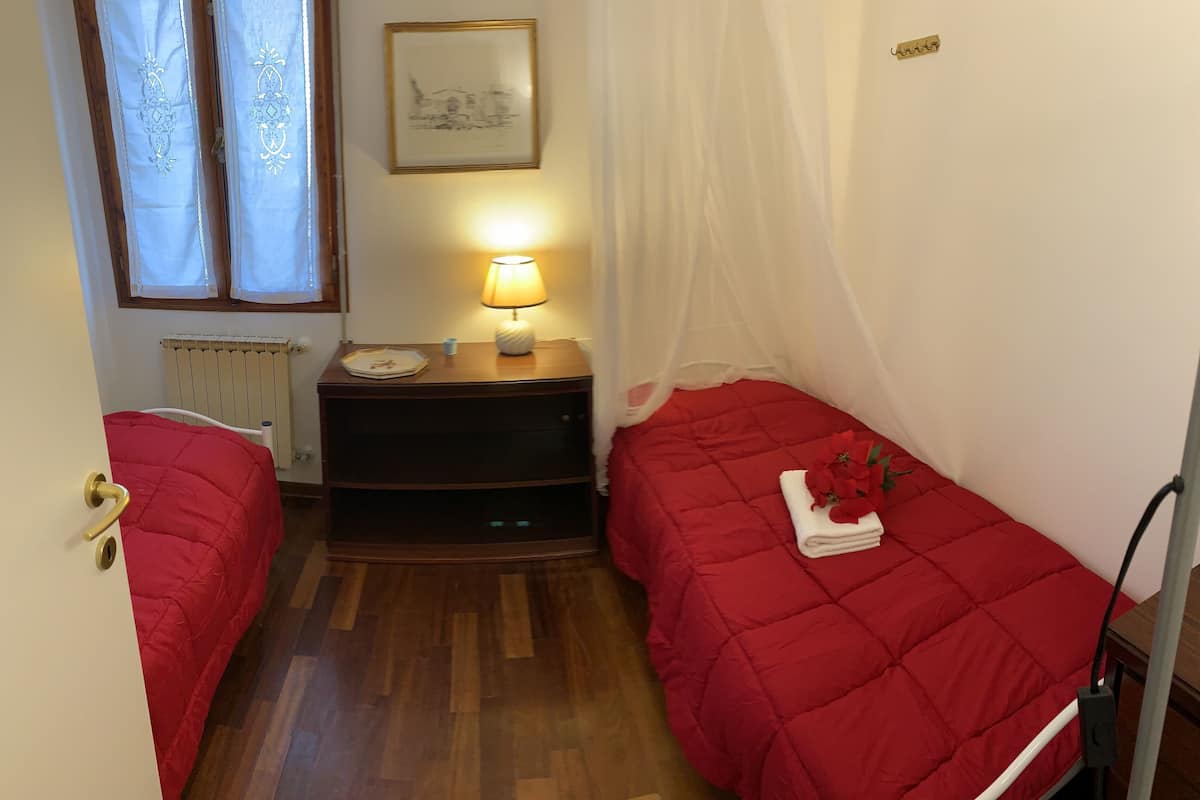 Habitación con 2 camas individuales, baño compartido, vista a la ciudad | 5 habitaciones, decoración personalizada y muebles diferentes