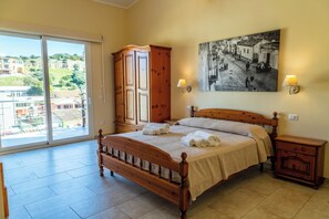 Superior Quadruple Room, 1 Queen Bed with Sofa bed, Non Smoking, Sea View | Desk, blackout drapes, iron/ironing board, free WiFi - Casa Tacconi (Villasimius)