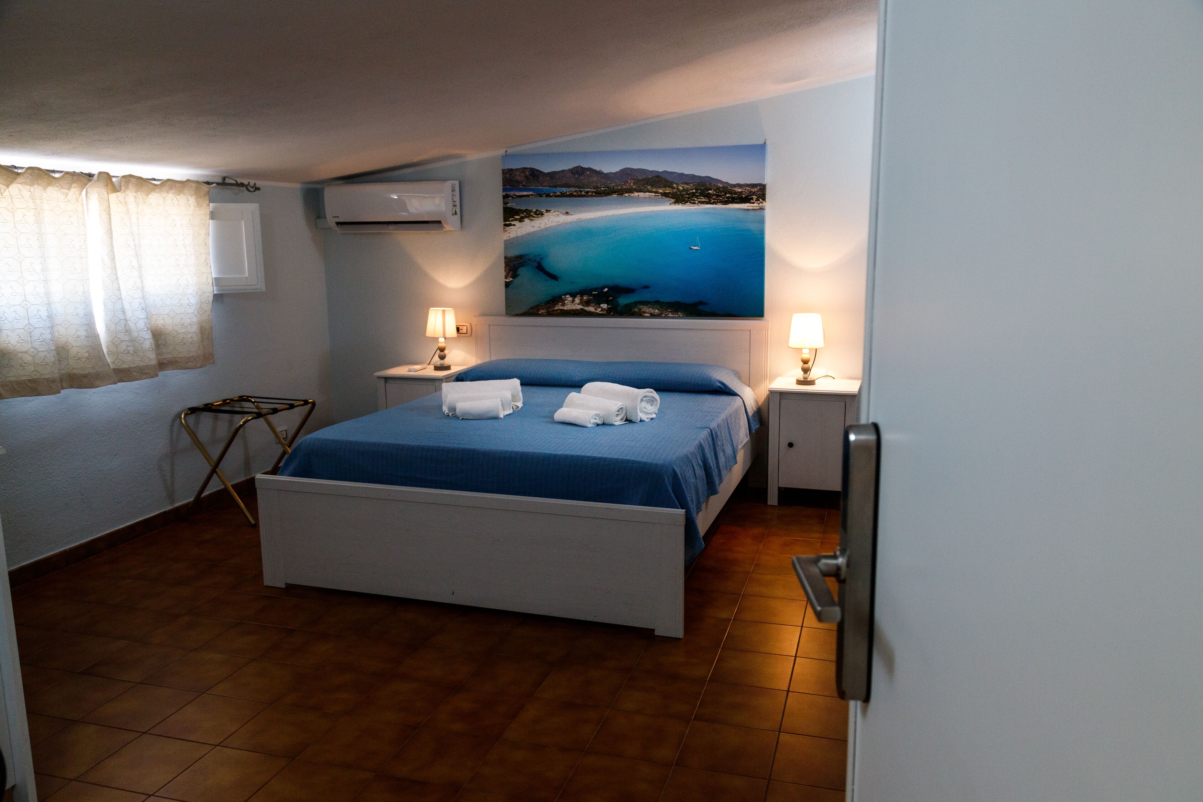Escritorio, cortinas blackout y tabla de planchar con plancha 