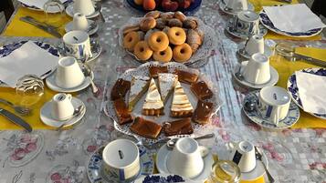 Café da manhã com pratos da culinária local grátis todos os dias