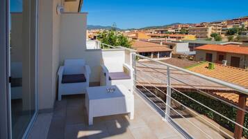 Chambre Quadruple Supérieure, 1 grand lit et 1 canapé-lit, non-fumeur, vue mer | Balcon