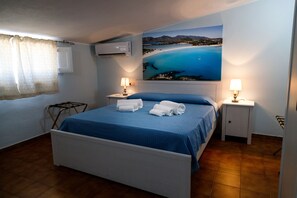 Deluxe Room (Bagno esterno / External Bathroom) | Desk, blackout drapes, iron/ironing board, free WiFi - Casa Tacconi (Villasimius)