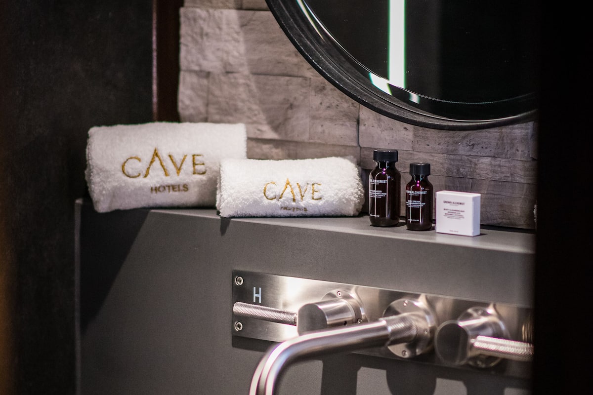 junior suite | bathroom | free toiletries, hair dryer, bathrobes, slippers