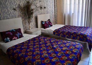 Desk, free WiFi - Urban Backpackers (Johannesburg)