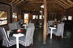 Aamiainen, lounas ja illallinen; paikallinen ja kansainvälinen keittiö 