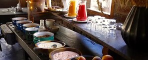 Free daily buffet breakfast - Roy's Rest Camp (Grootfontein)