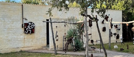 Shower, rainfall showerhead, free toiletries, towels