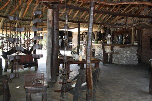 Aperto a colazione, pranzo e cena, cucina locale e internazionale 