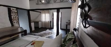 Escritorio y ropa de cama