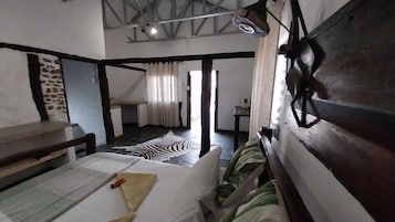 Escritorio y ropa de cama