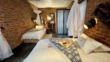 Escritorio y ropa de cama