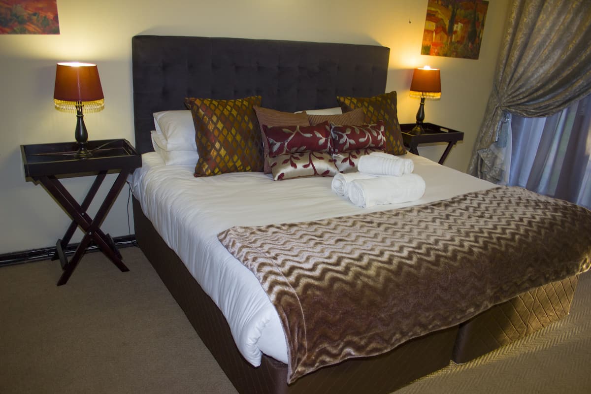 Classic Double Room | Individually decorated, desk, blackout drapes, free WiFi