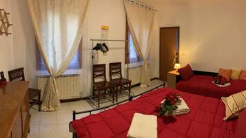 2 Schlafzimmer, hochwertige Bettwaren, Schreibtisch