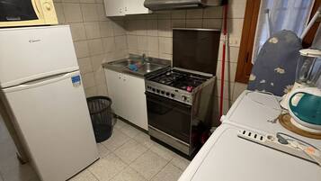 Ofen, Herdplatte, Wasserkocher, Kochgeschirr/Geschirr/Besteck