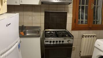 Ofen, Herdplatte, Wasserkocher, Kochgeschirr/Geschirr/Besteck