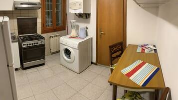 Ofen, Herdplatte, Wasserkocher, Kochgeschirr/Geschirr/Besteck