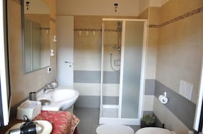 Dusche, kostenlose Toilettenartikel, Haartrockner, Bidet