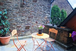 Courtyard view - Le Café du Village (Loheac)