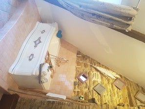 Grand Suite (L'Insolite Arthur) | Bathroom | Free toiletries, hair dryer, towels