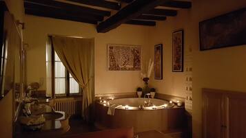 Grand Suite (L'Extravagante Perceval) | Bathroom | Free toiletries, hair dryer, towels