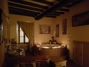 Grand Suite (L'Extravagante Perceval) | Bathroom | Free toiletries, hair dryer, towels - Le Café du Village (Loheac)