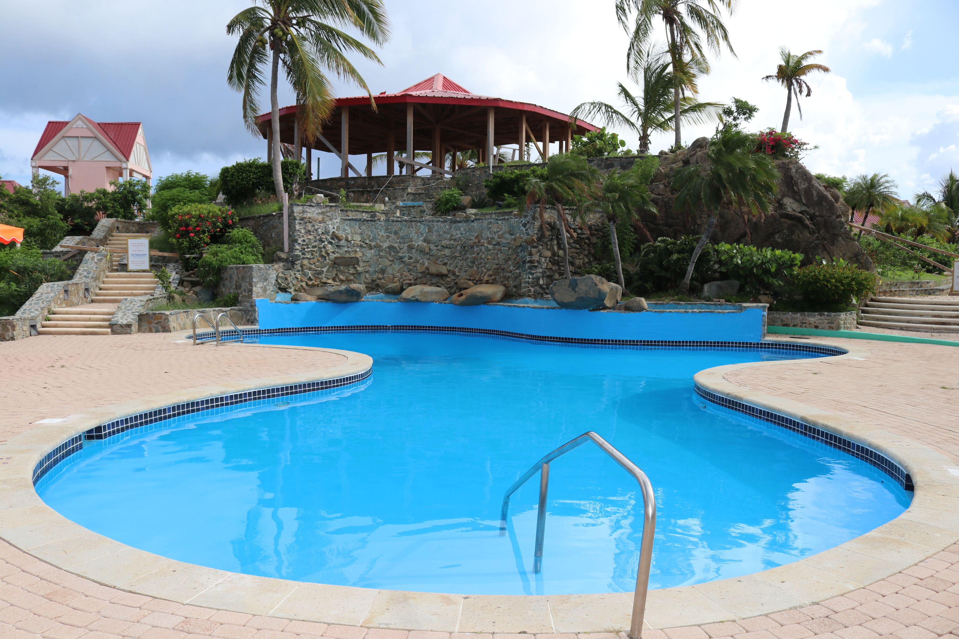 2 座室外游泳池，開放時間為 09:00 至 19:00，提供泳池遮陽傘和日光浴躺椅