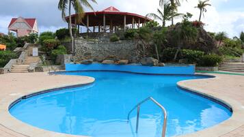 2 Außenpools, geöffnet von 09:00 Uhr bis 19:00 Uhr, Sonnenschirme