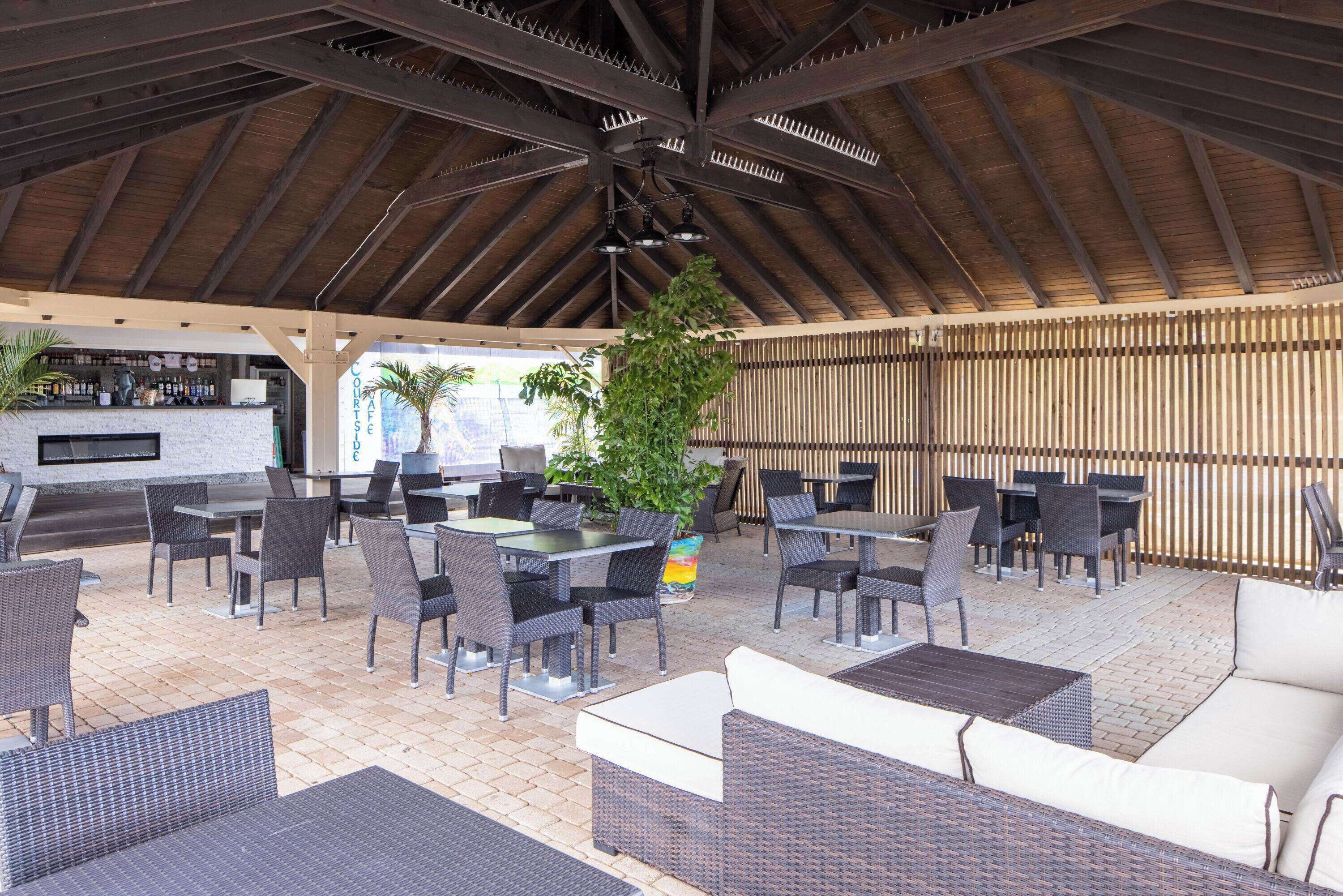 4 restaurants, dinner served, asian cuisine