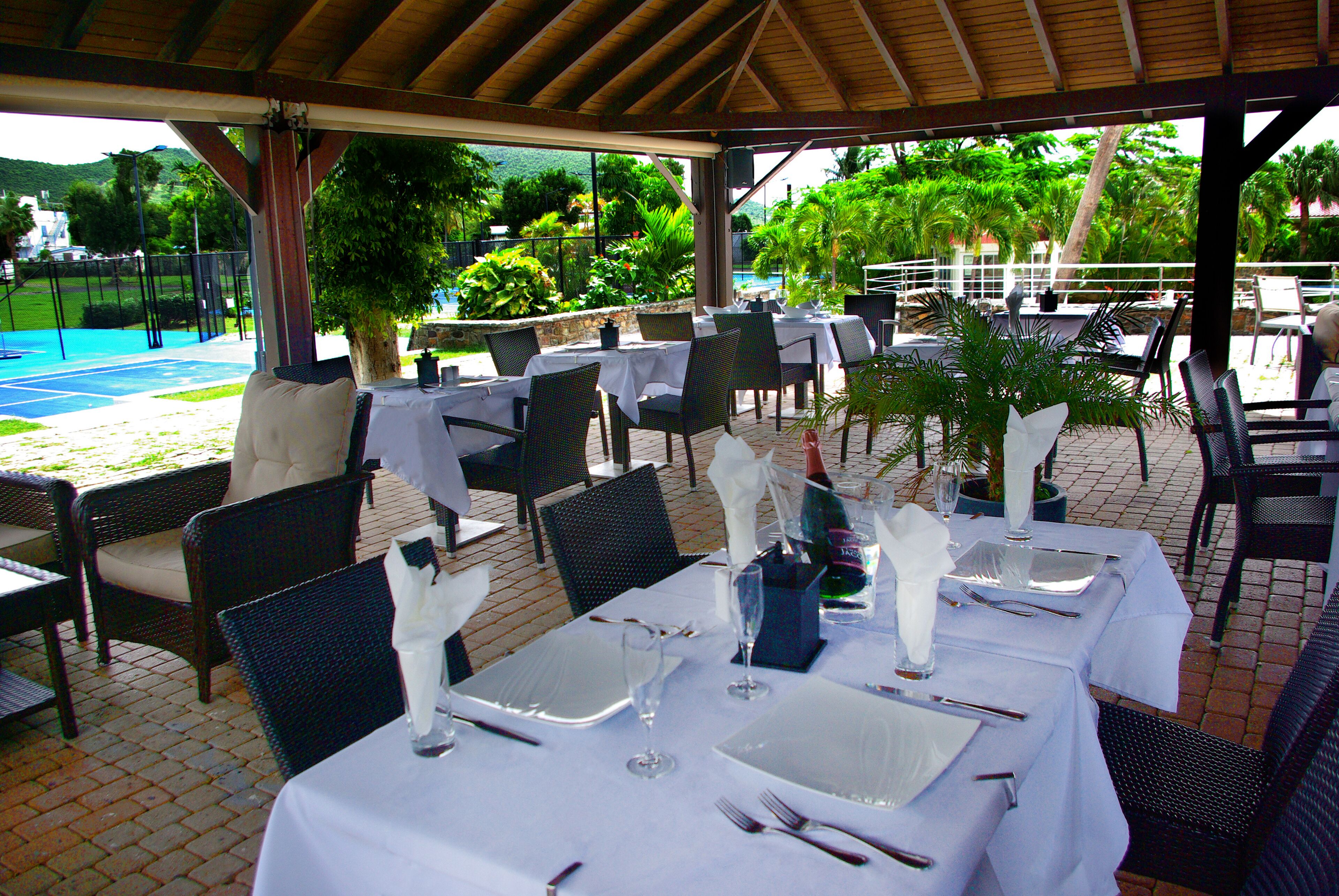 4 restaurants, dinner served, asian cuisine