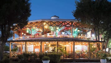 4 restaurantes; se sirven cenas y cocina asiática